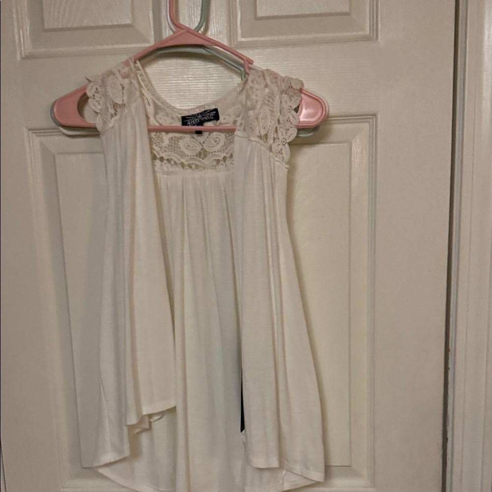 Almost famous. Flowy vest / Cream Lace-Sleeve Women's Top